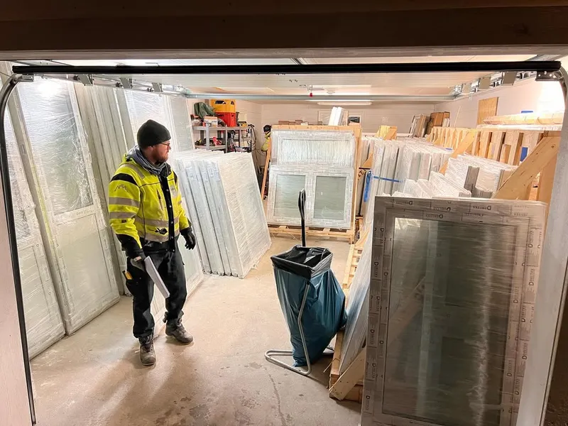 Över 100 fönster- och dörrenheter lagrade inför montage i Värnamo.