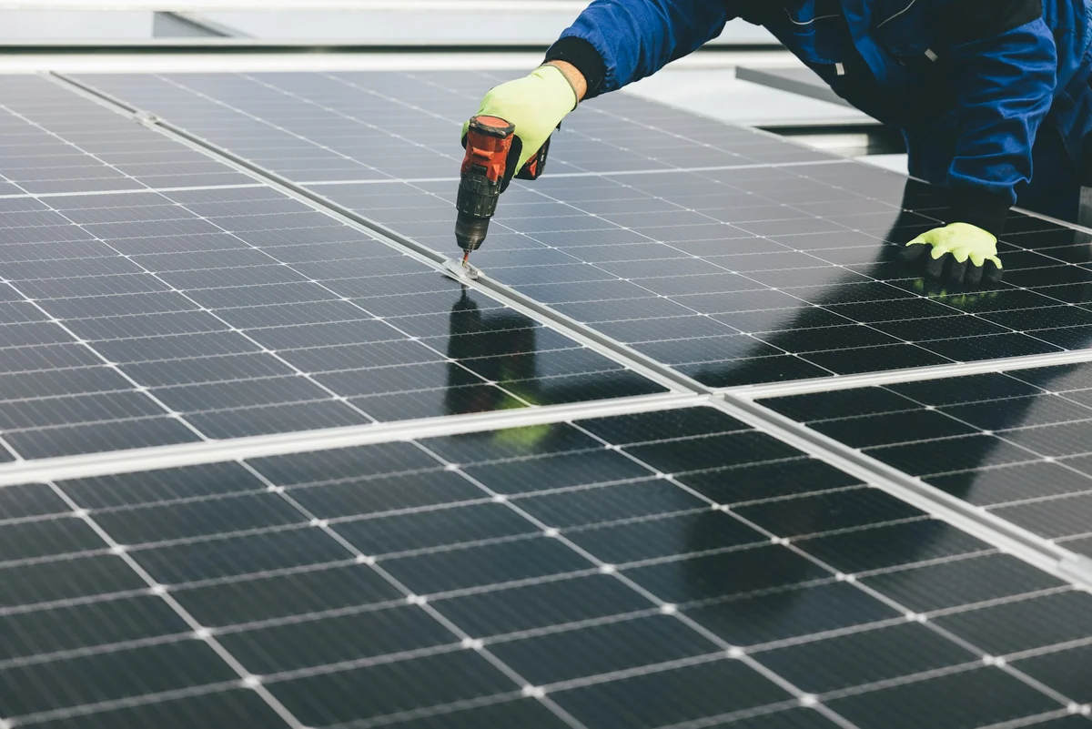 Solceller på villatak i Jönköpings län installerade av AF Byggservice