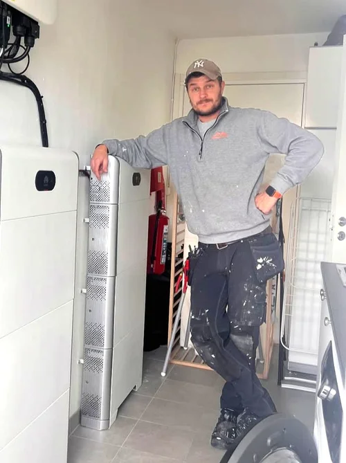 En av AF Byggservice montörer har precis installerat batterier för solenergi.