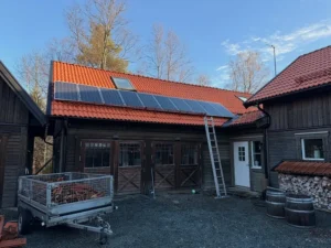 Takbyte och montering av solpaneler på rött tegeltak i Nässjö, Småland av AF Byggservice