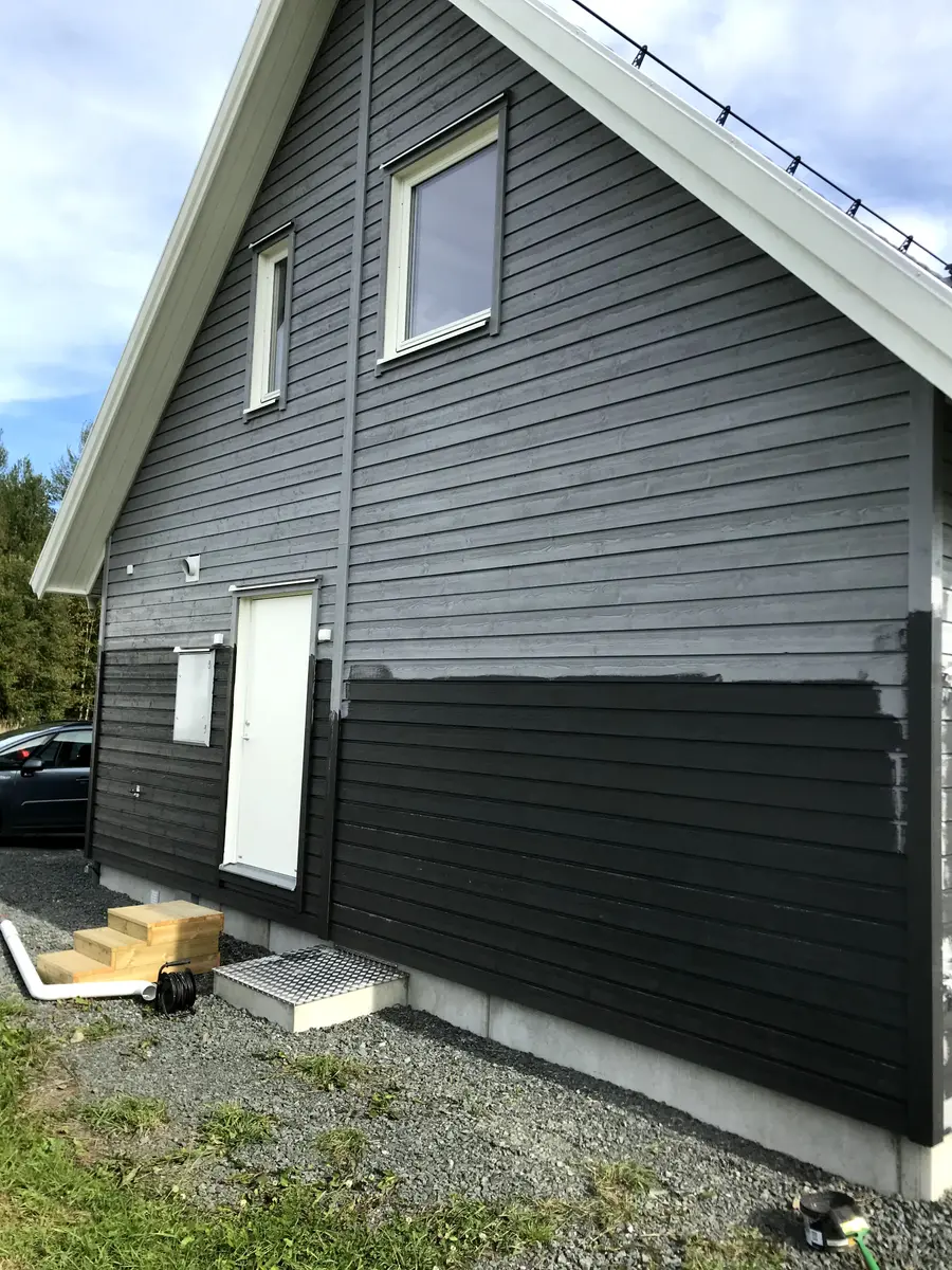 Fasadmålning i Vetlanda där sidofasad på trähus målas i svart kulör av AF Byggservice