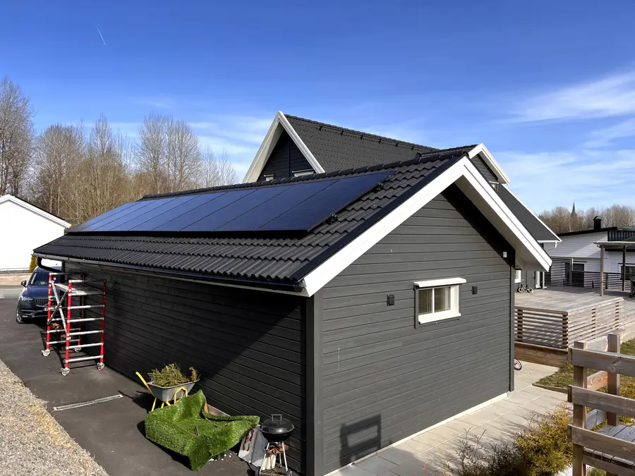 Solceller monterade på villatak i Jönköpings län av AF Byggservice