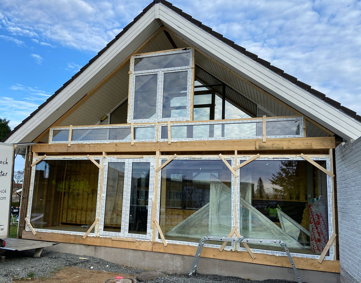 Hantverkare från AF Byggservice monterar nya fönster och stora glaspartier på en villa i Eksjö