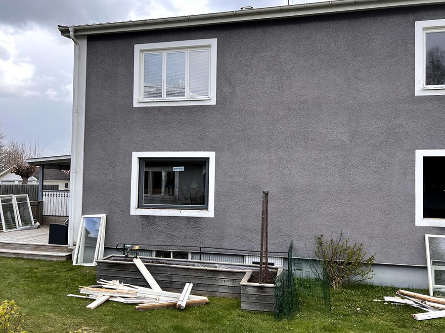 Villa under fönsterbyte med nya fönster monterade och gamla fönster urplockade
