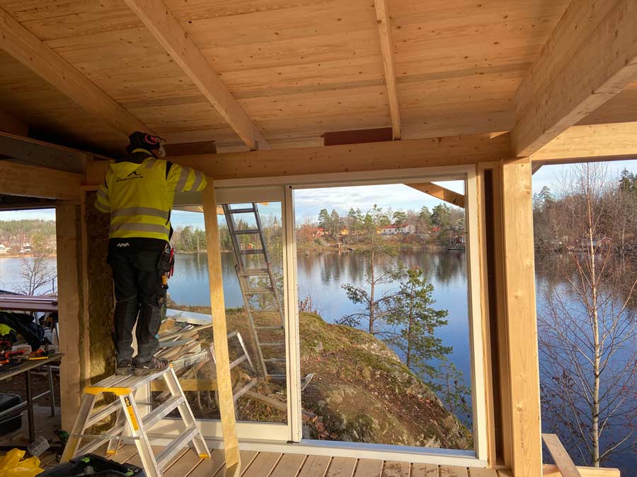 Inglasad altan med stora glaspartier och utsikt över sjön i Nässjö, byggd av AF Byggservice