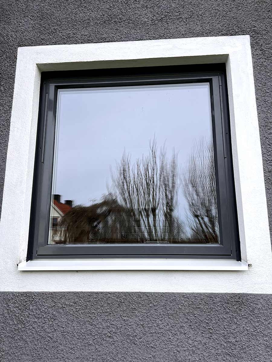 Närbild på nytt Elitfönster monterat av AF Byggservice i Tranås