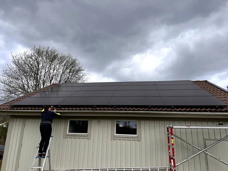 Montör från AF Byggservice kontrollerar färdiginstallerade solceller på en villa i Eksjö