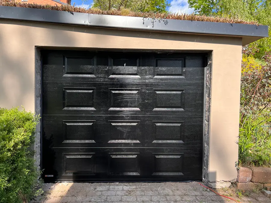 Svart garageport monterad på ett villagarage i Eksjö