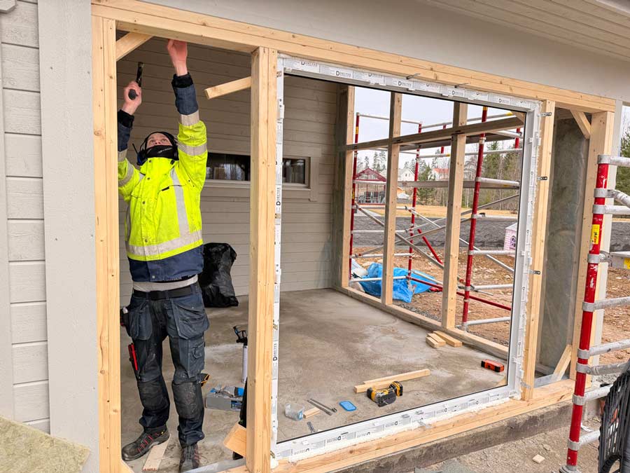 Hantverkare från AF Byggservice arbetar med stommen till en tillbyggnad på villa i Nässjö