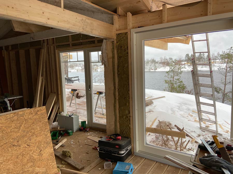 Stort hörnfönster monterat i trästomme vid nybyggnation av villa i Värnamo, AF Byggservice