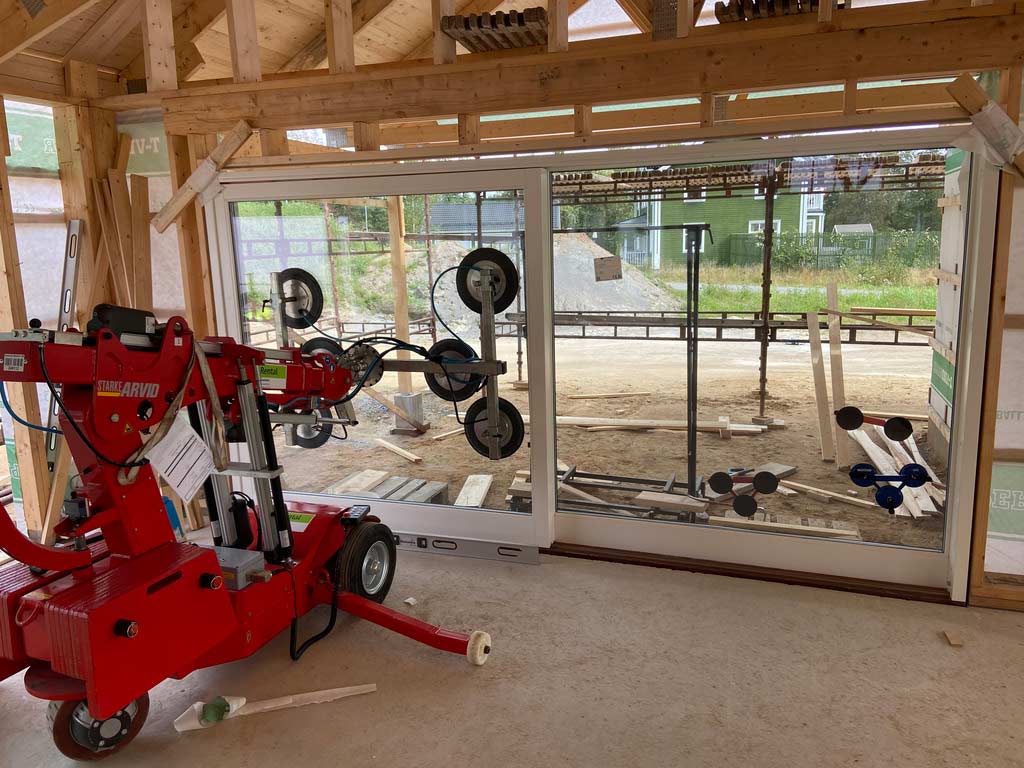 Stort glasparti lyfts på plats med sugkoppsrobot vid fönstermontage i Värnamo, AF Byggservice