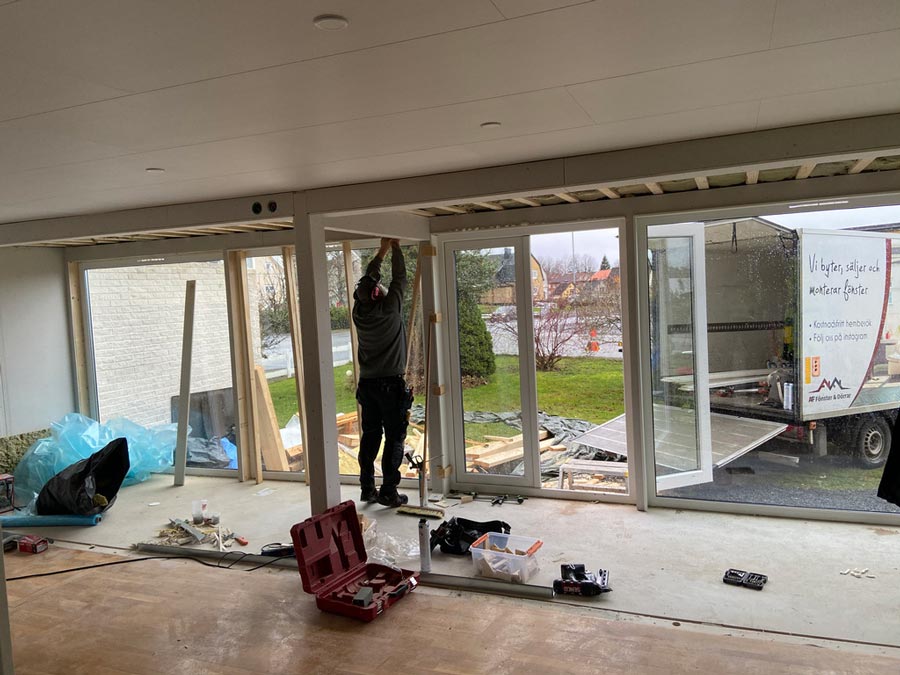 Montering av stora glaspartier och skjutdörrar i ny villa i Värnamo, AF Byggservice