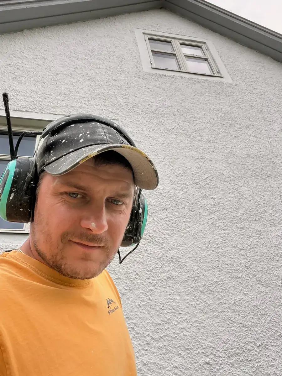 Andrej från AF Byggservice på plats vid en nymålad fasad i Jönköpings län