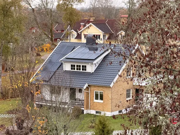 Nytt tak med solceller monterat av AF Byggservice i Jönköping