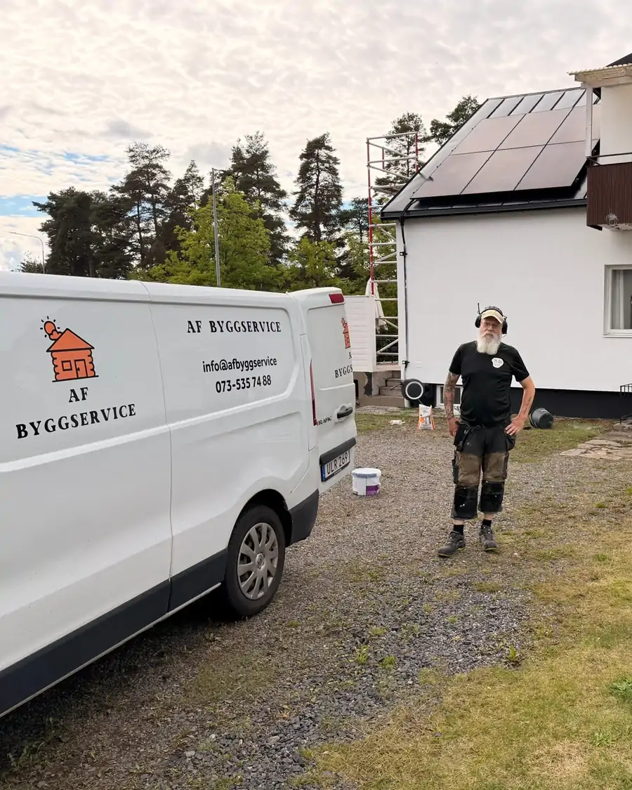 Målare från AF Byggservice vid ställning framför vit putsad villafasad i Jönköpings län