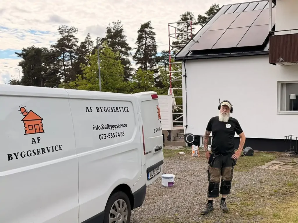 Vit putsad villafasad med rest byggställning och servicebil från AF Byggservice i Jönköpings län