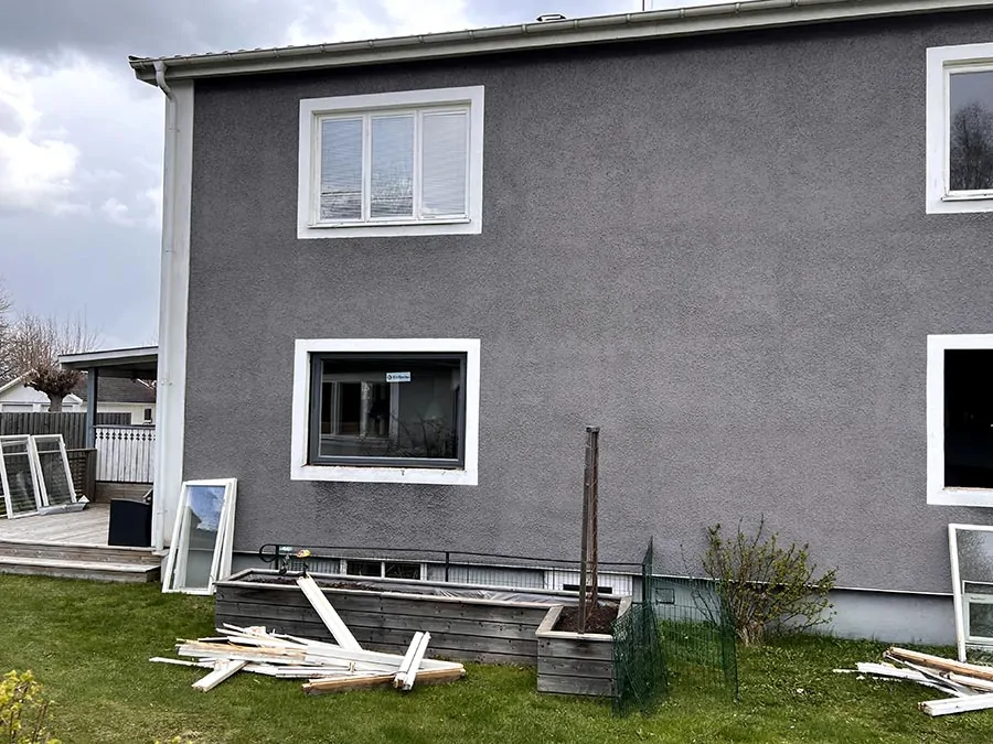 Villa under fönsterbyte med nya fönster monterade och gamla fönster urplockade
