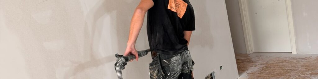 Spacklade väggar slipas före målning vid en renovering, inomhusmålning av AF Byggservice i Jönköpings län