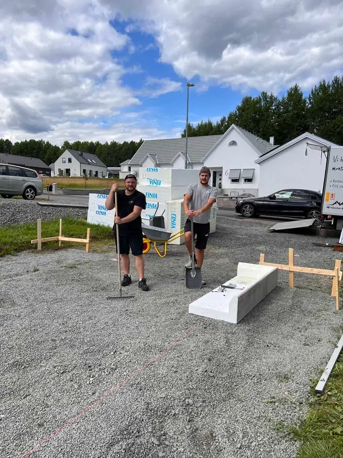 Hantverkare från AF Byggservice utför markarbeten och förberedande arbete på en villatomt i Sävsjö