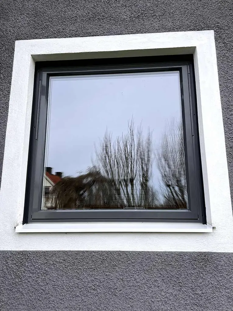 Närbild på nytt Elitfönster monterat av AF Byggservice i Tranås
