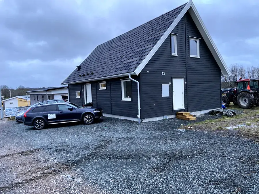 Färdigt mörkt tak på villa i Jönköping efter takbyte utfört av AF Byggservice
